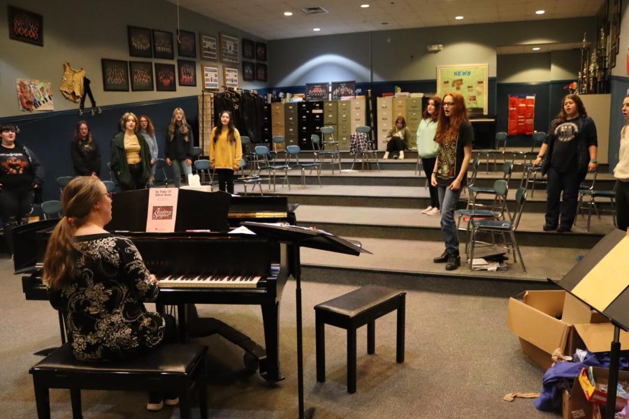 Mrs. Sayler is leading her choir class through warm ups. Mrs. Sayler said, Singsations is warming up in preparation for a solo and ensemble contest. Singsations is a choir class that students can elect to take in Twin Lakes High School.